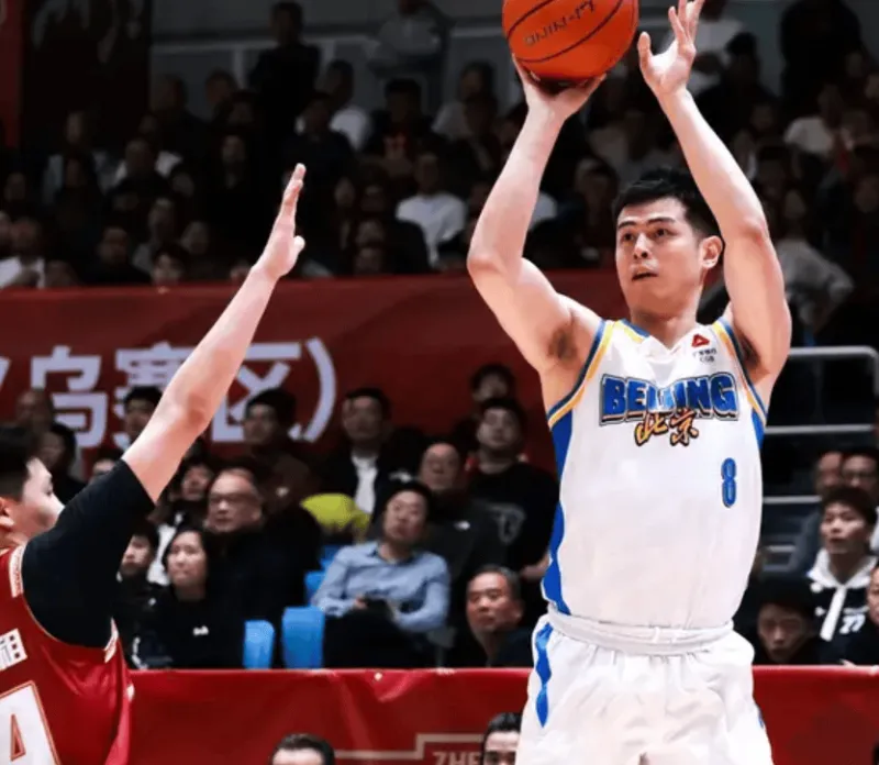 星空体育登录入口-陈盈骏7中4得到14分3助攻3失误，方硕4中0得到0分2助攻