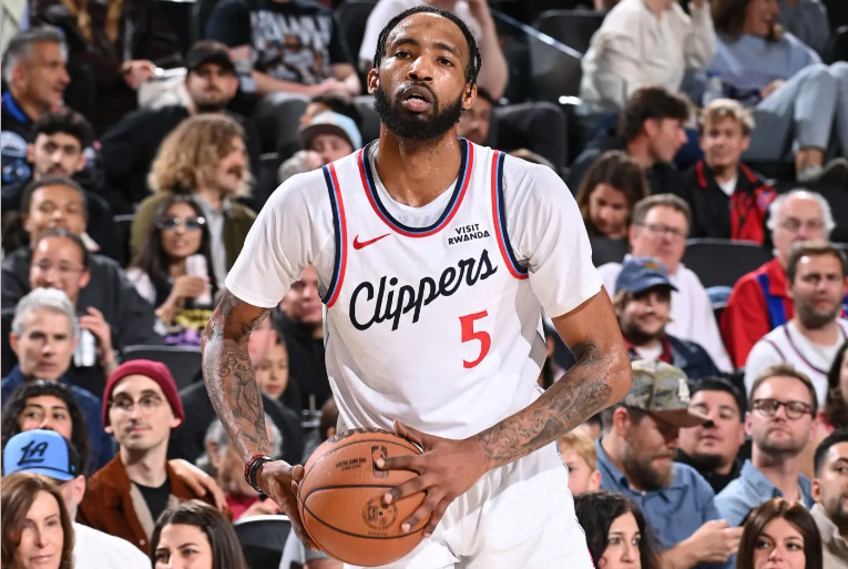 星空体育官方网站-进攻端后卫球权防守端疲于奔命，快船锋线大将真是打得太吃力了？